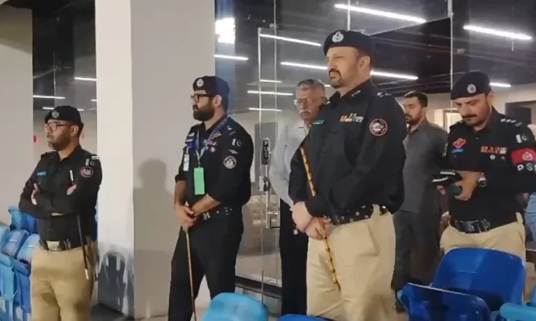 آئی جی سندھ کا نیشنل اسٹیڈیم کا دورہ، پی ایس ایل میچز کی سیکیورٹی صورتحال کا جائزہ 42 آئی جی سندھ.webp