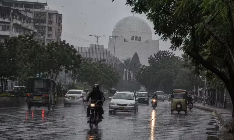 کراچی والے ہوجائیں ہوشیار، شہر میں بادل برسنے کو ہیں تیار