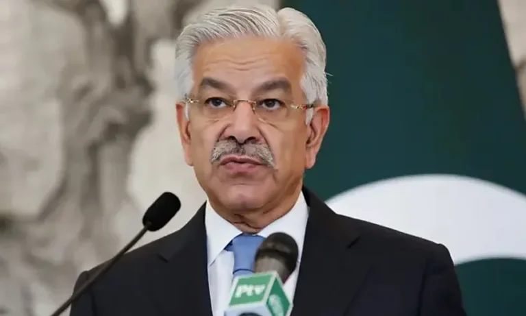 افغان طلبہ کے حق میں آواز اٹھانے والوں کو خواجہ آصف کا کرارا جواب