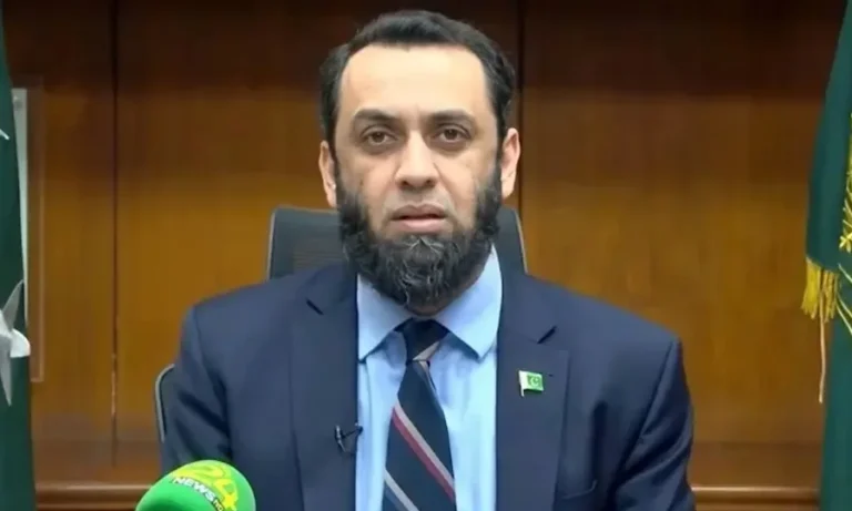بانی پی ٹی آئی کے علاج پر سیاست نہیں ہونی چاہیے، عطا تارڑ