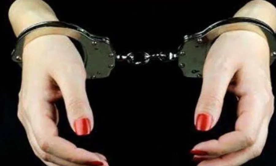 لڑکی گرفتار.webp