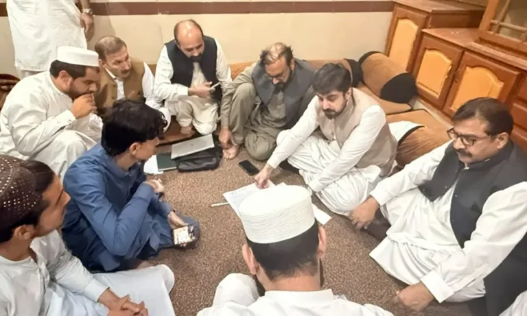 پشاور اسکول سانحہ کے متاثرہ خاندانوں میں امدادی چیک تقسیم