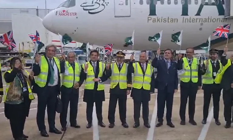 ہیتھرو ایئرپورٹ پر تاریخی لمحہ، پی آئی اے کا 7 دہائیوں پرانا رشتہ پھر جڑ گیا