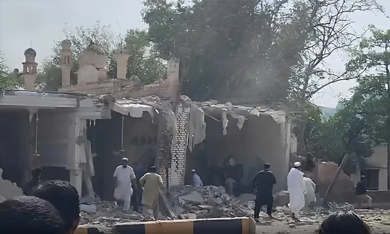 کوہاٹ؛ پولیس لائنز میں نماز جمعہ کے دوران دھماکا، 15 پولیس اہلکاروں سمیت 21 شہید، 6 دہشت گرد ہلاک
