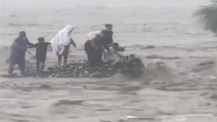 دریائے سوات میں طغیانی، سیلابی ریلے نے تباہی مچا دی، 18 سیاح ڈوب گئے، 7 جاں بحق