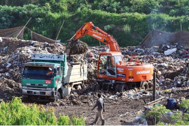 Leaking garbage trucks spark health concerns | The Express Tribune