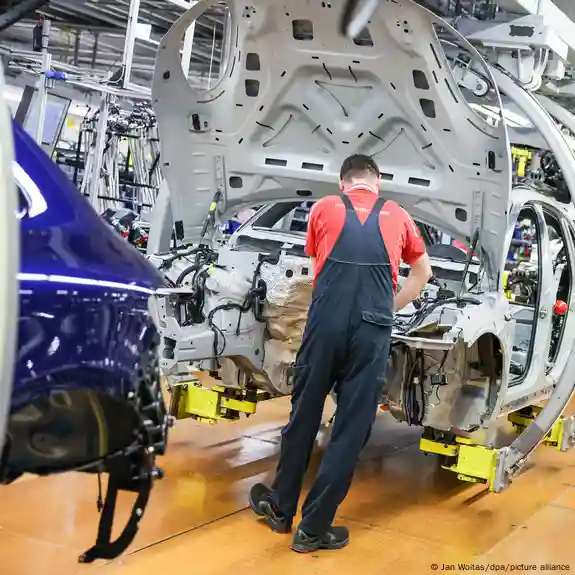 German Auto Sector Faces 7% Workforce Decline Amid Trade Pressures