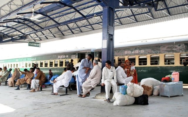 Railways outsourcing plan goes off rail | The Express Tribune