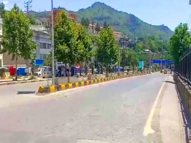 AJK strike over constitutional demands kills one, internet remains suspended | The Express Tribune