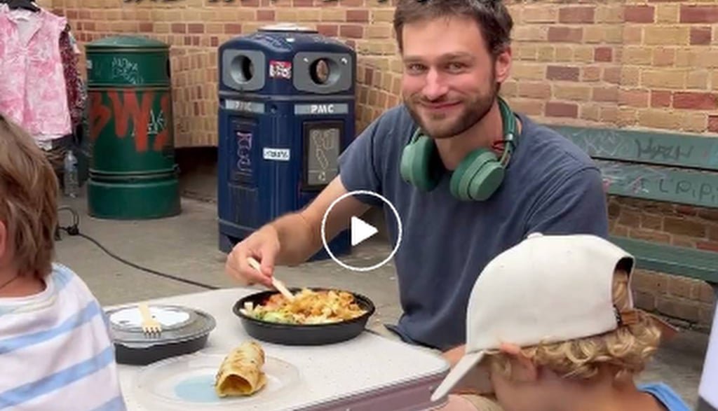 A satisfied-looking diner tucks into some of the couple’s delicious spicy noodles. Photo: QQ.com