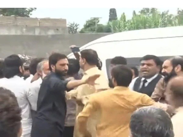 PTI Workers Assault Journalists During Aleema Khan’s Media Talk