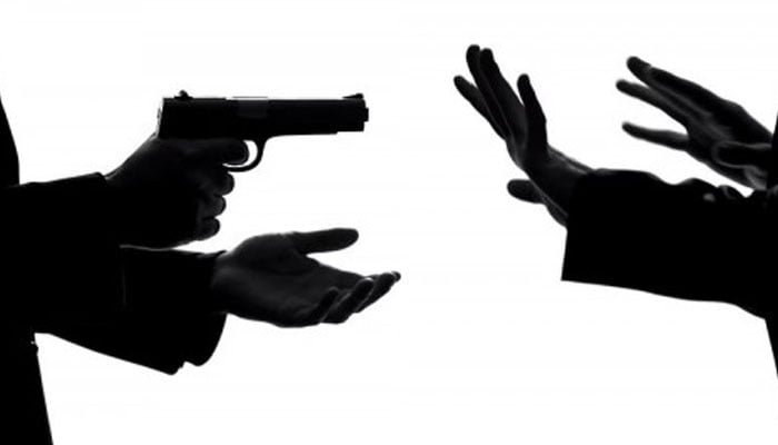 Senior Energy Regulator Robbed in Karachi’s Clifton Area