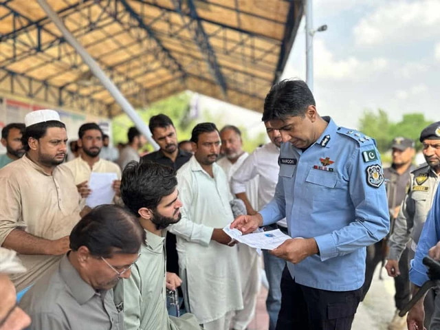 Islamabad drivers race against time as licence deadline looms | The Express Tribune