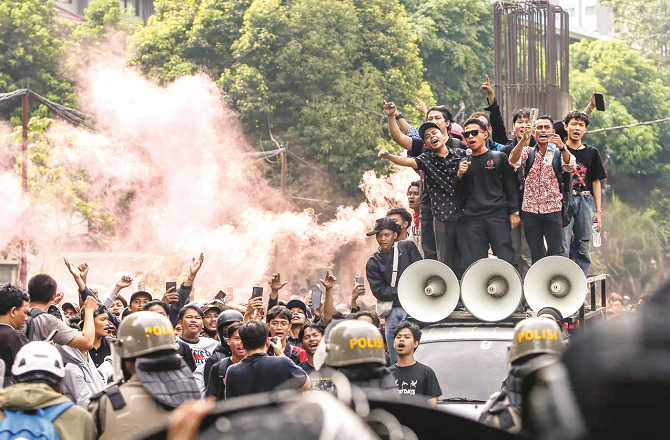 Indonesia: Protests Against Government Spending Turn Violent, Assembly Buildings Set on Fire