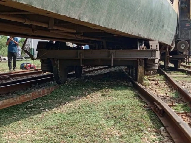 Lahore–Karachi train derails at Kotri station | The Express Tribune