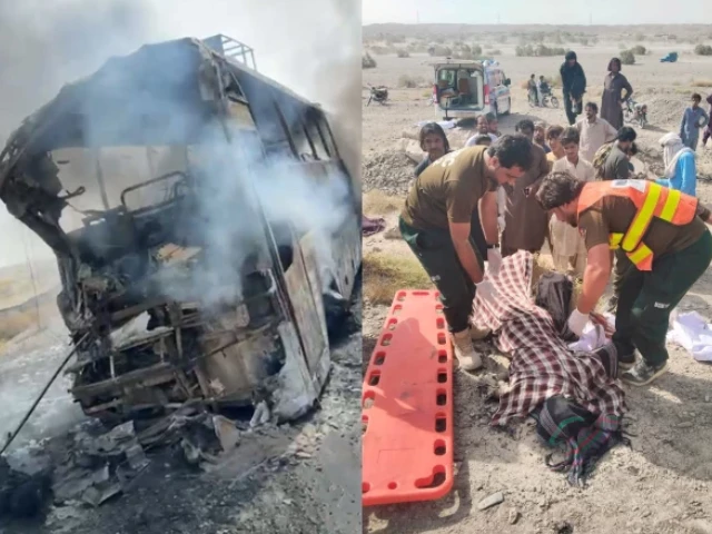 Eight killed as bus collides with Iranian oil vehicle in Panjgur | The Express Tribune