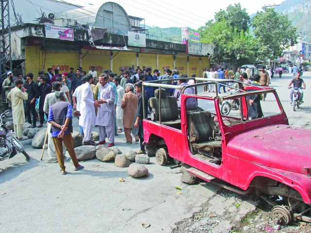 Consensus nears in Kashmir standoff but protests refuse to ease | The Express Tribune