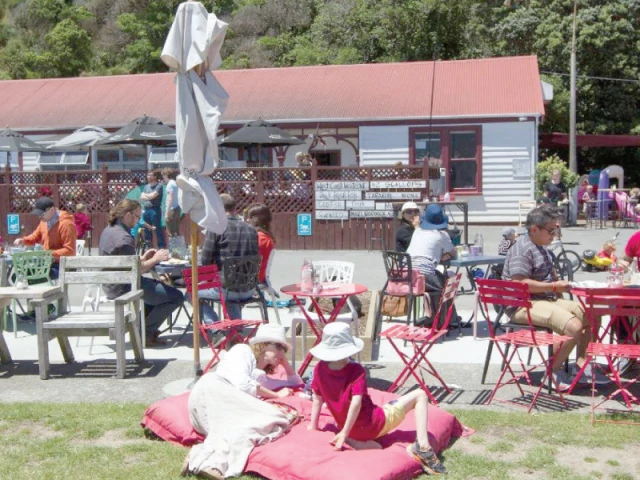 Peter Jackson forces closure of popular NZ café | The Express Tribune