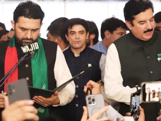 Cheers and chants as Sohail Afridi takes K-P helm | The Express Tribune