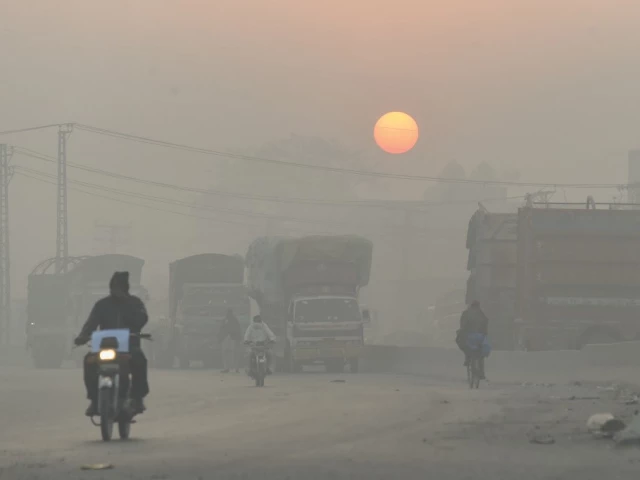 Smog pushes Lahore AQI to 'unhealthy' levels | The Express Tribune