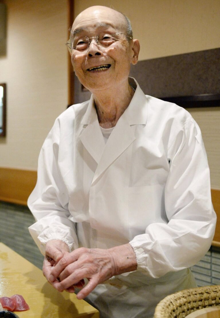 Jiro Ono makes sushi at his restaurant on October 29, 2014. Photo: Kyodo/AP