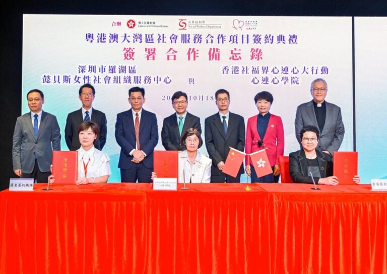 Secretary for Labour and Welfare Chris Sun (standing, centre) with Connecting Hearts vice-chairman Annie Tam (seated, centre) and other representatives at the ceremony. Photo: ISD