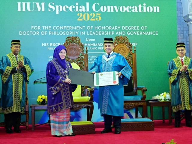 PM Shehbaz receives IIUM honorary degree, meets Malaysian investors | The Express Tribune
