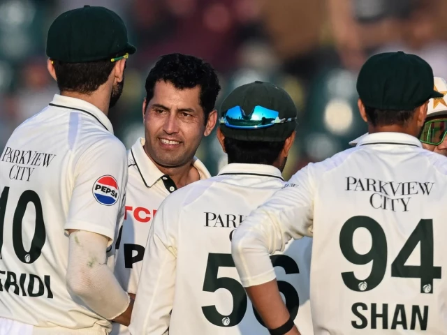 Afridi dents SA late to keep Pak alive | The Express Tribune