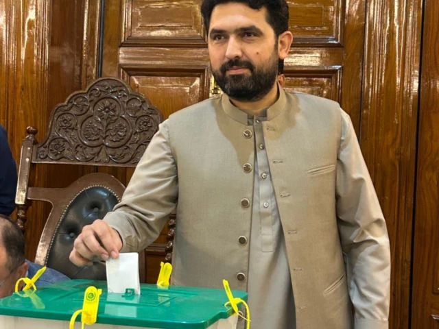 Sohail Afridi casts vote in Senate by-election for Shibli Faraz’s vacated seat | The Express Tribune