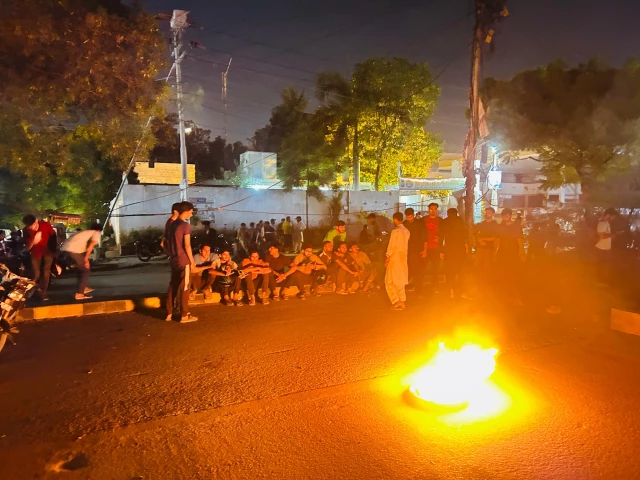 Karachi University students torch tyres, demand arrests after campus violence | The Express Tribune
