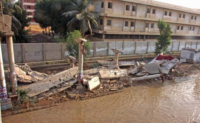 Karachi commuters brace as University Road shut until year-end | The Express Tribune