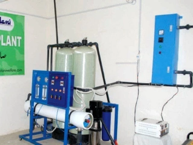 Hyderabad employees, RO plant operatorsprotest delayed salaries | The Express Tribune