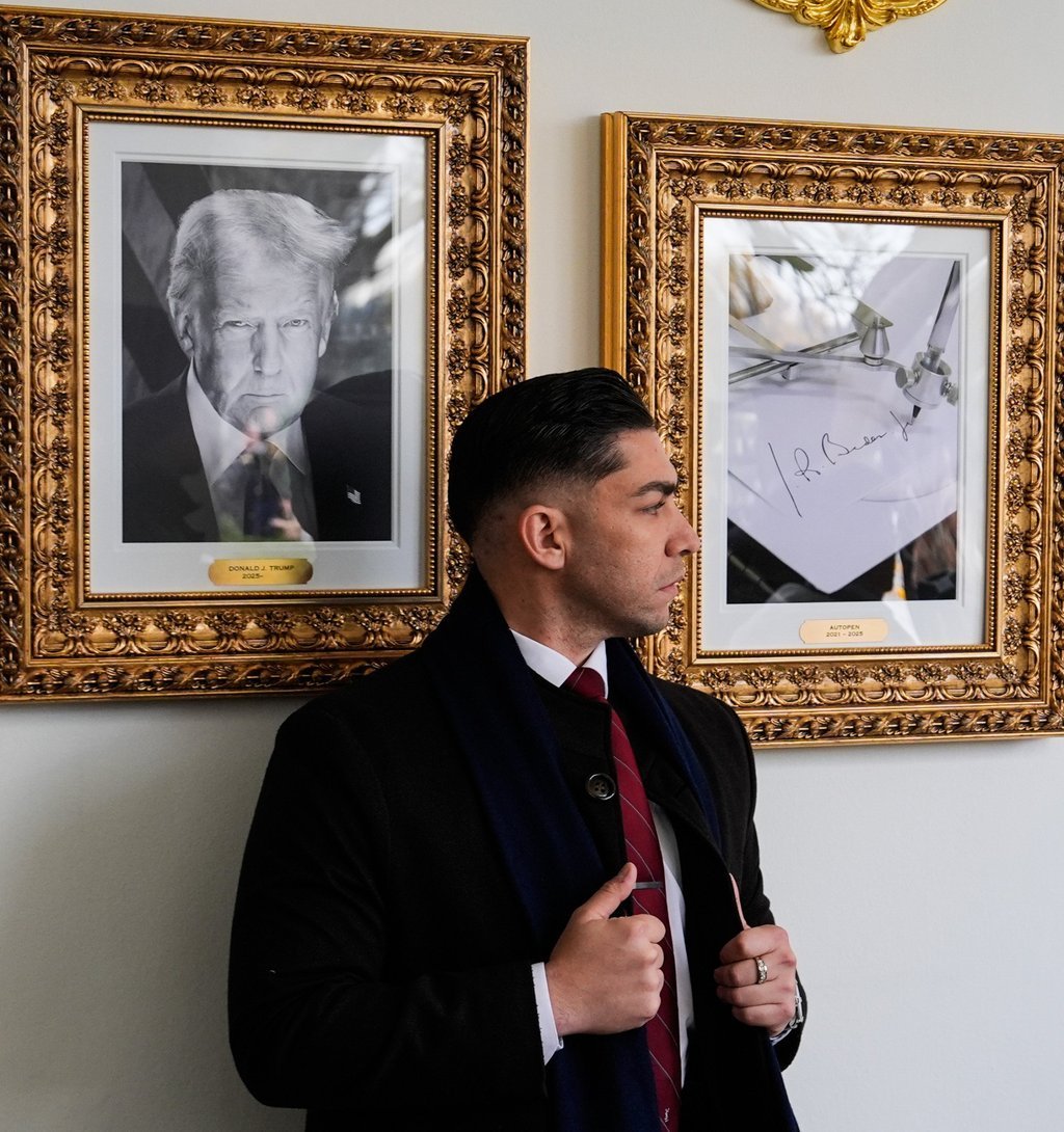 A Secret Service agent stands in front of framed images of US President Donald Trump and former US president Joe Biden’s autopen signature on the Presidential Walk of Fame in the colonnade of the White House on Tuesday. Photo: AP