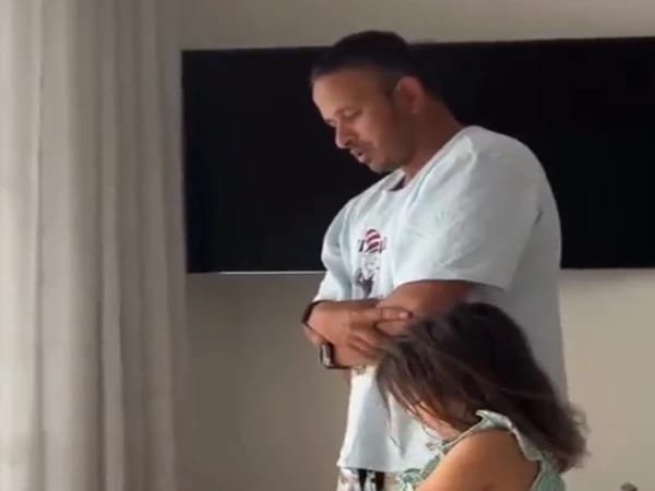 Sydney: Video of Australian Cricketer Usman Khawaja Praying with Daughters Goes Viral