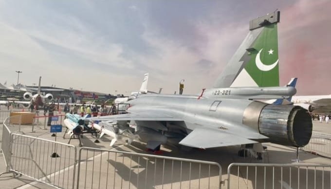 Dubai Airshow 2025: Pakistan’s JF-17 Thunder Shines as Joint Pakistan–UAE Flight Captivates Global Audience