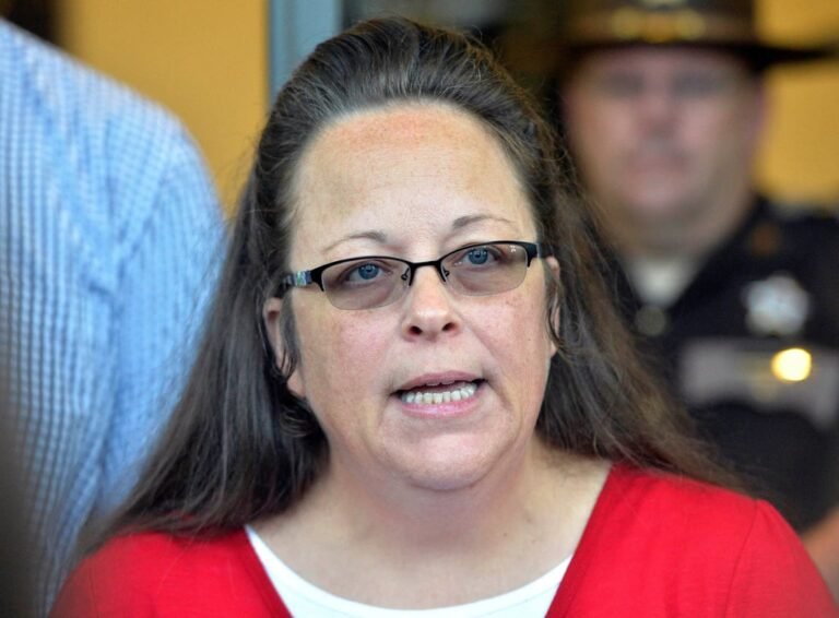 Rowan County Clerk Kim Davis makes a statement to the media in 2015. Photo: AP
