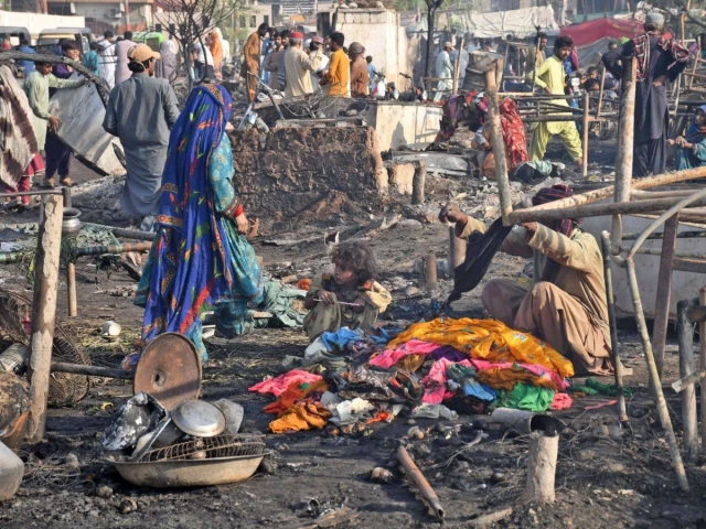 Massive fire ravages 200 huts in Karachi's Gulistan-e-Jauhar | The Express Tribune