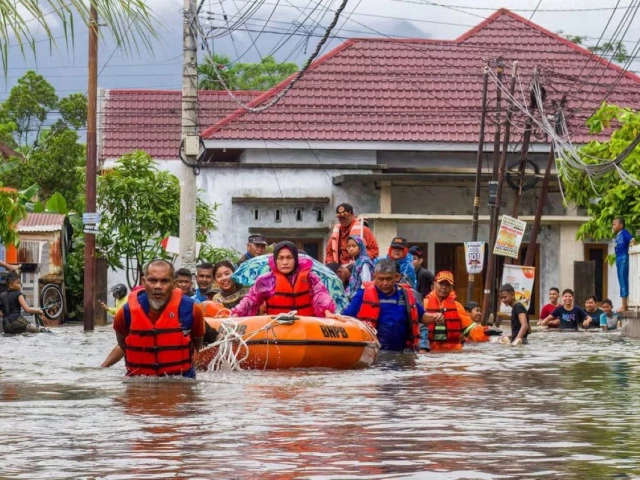 Indonesia floods, landslides raise death toll to 303 | The Express Tribune