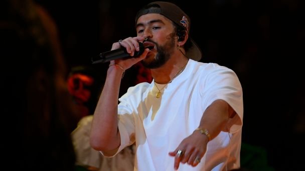 NFL Week 12's fashionable arrivals, featuring Chiefs' monochromatic looks