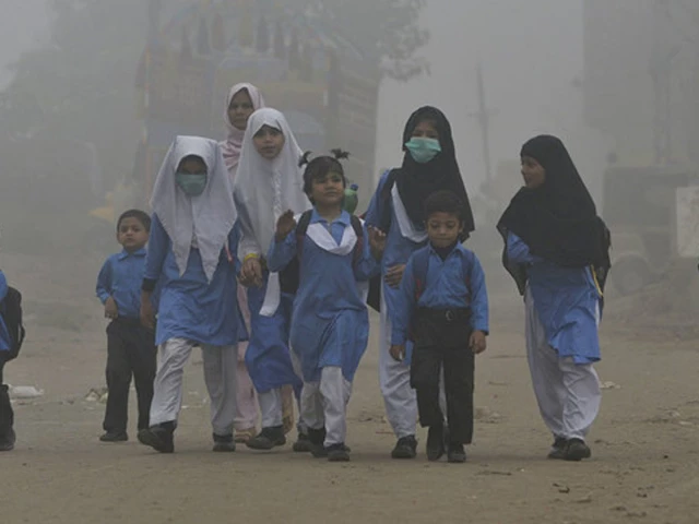 Punjab revises school timings as smog crisis worsens | The Express Tribune