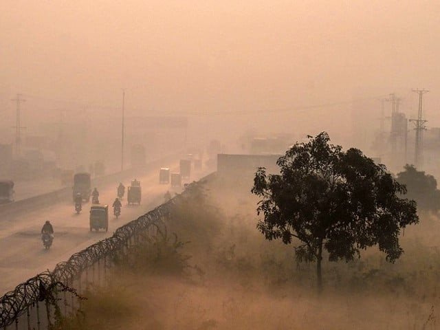 LHC orders smoke-belching vehicles off Lahore roads | The Express Tribune