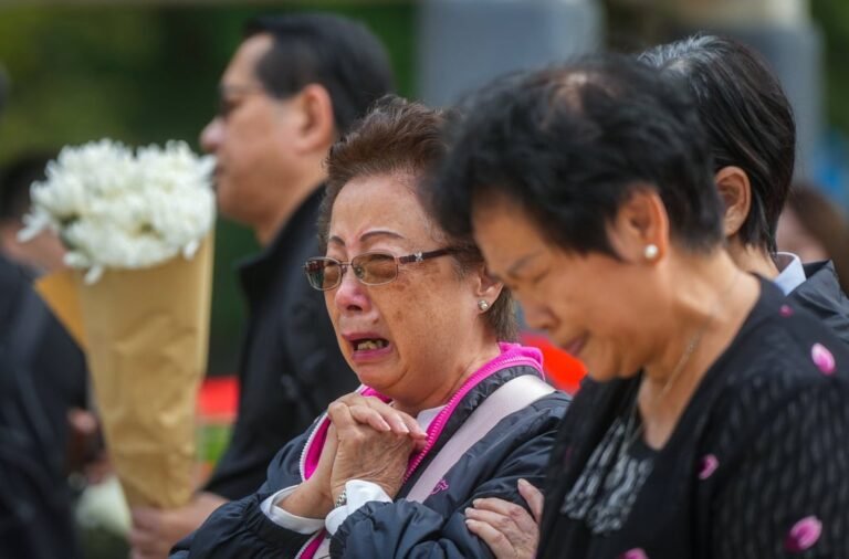 Hongkongers pray for the fire victims. Photo: Sam Tsang