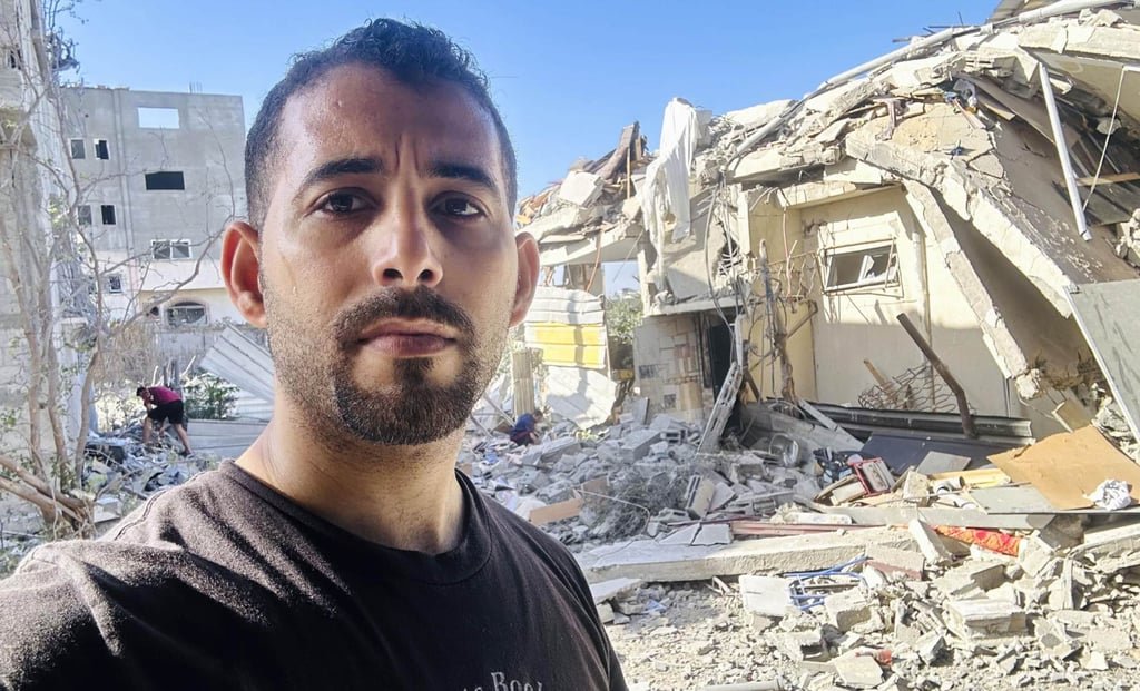Why elite Japanese school asked 12-year-olds to read Palestinian poems for exam 43 Mosab Abu Toha stands in front of his destroyed home in the Gaza Strip in November 2023. Photo: Mosab Abu Toha