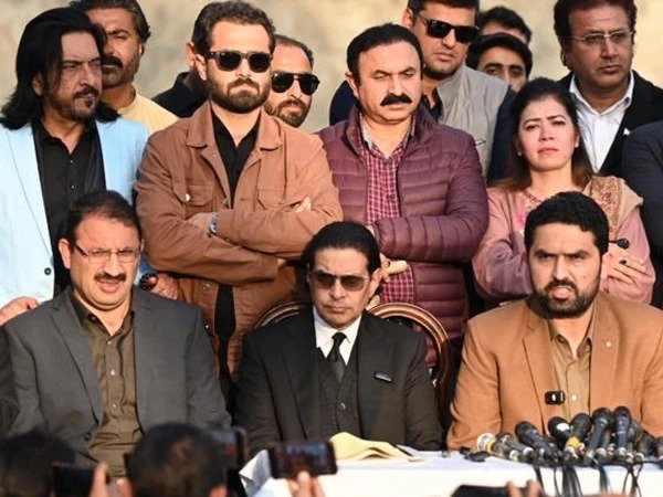 پی ٹی آئی قیادت کا سخت الٹی میٹم: "آئیں سب کچھ بھلا کر آگے بڑھیں ورنہ کارکنان نکل آئیں گے، آپ کو بھاگنے نہیں دیں گے" — عمران خان کی فوری رہائی کا مطالبہ 35 IMG 20260212 WA26711