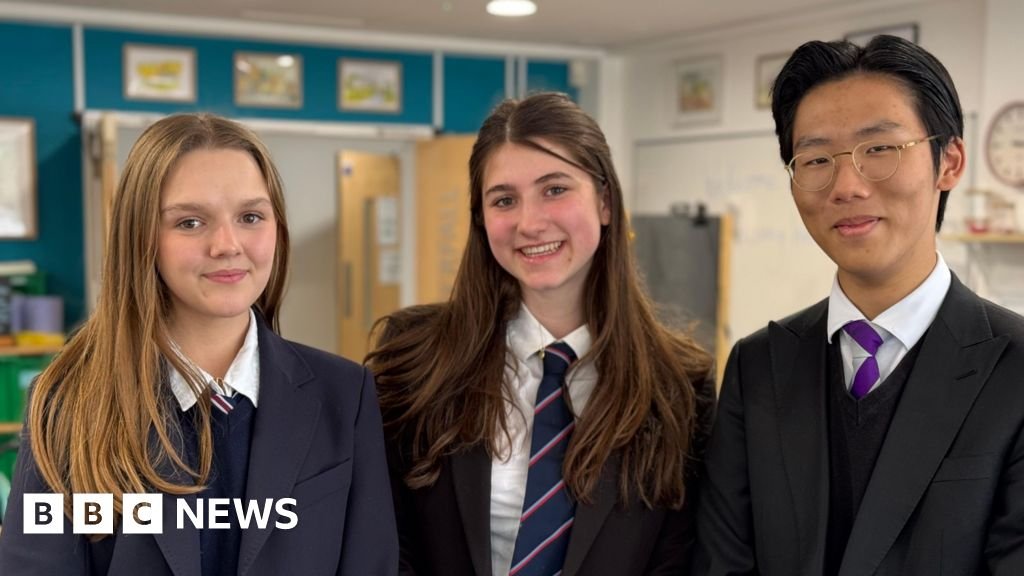 Sevenoaks students bring joy to Hospice in the Weald art sessions 3 Sevenoaks students "bring joy" to Hospice in the Weald art sessions