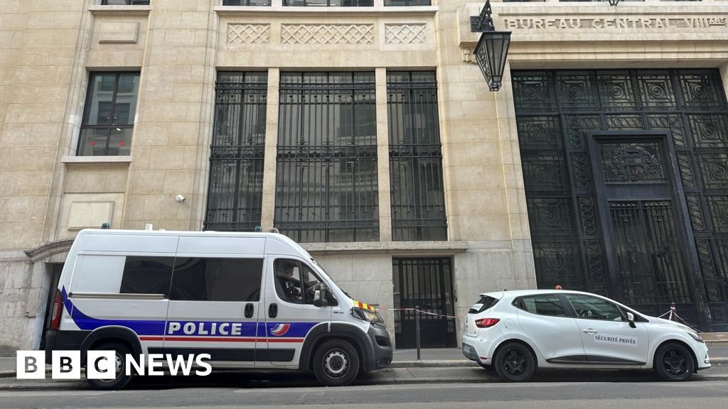 Three arrested in Paris after attempted bomb attack outside Bank of America 43 Three arrested in Paris after attempted bomb attack outside Bank of America