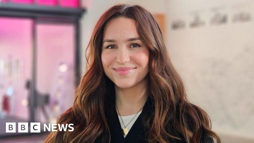 Doctors dismissed my endometriosis as anxiety 10 'Doctors dismissed my endometriosis as anxiety'