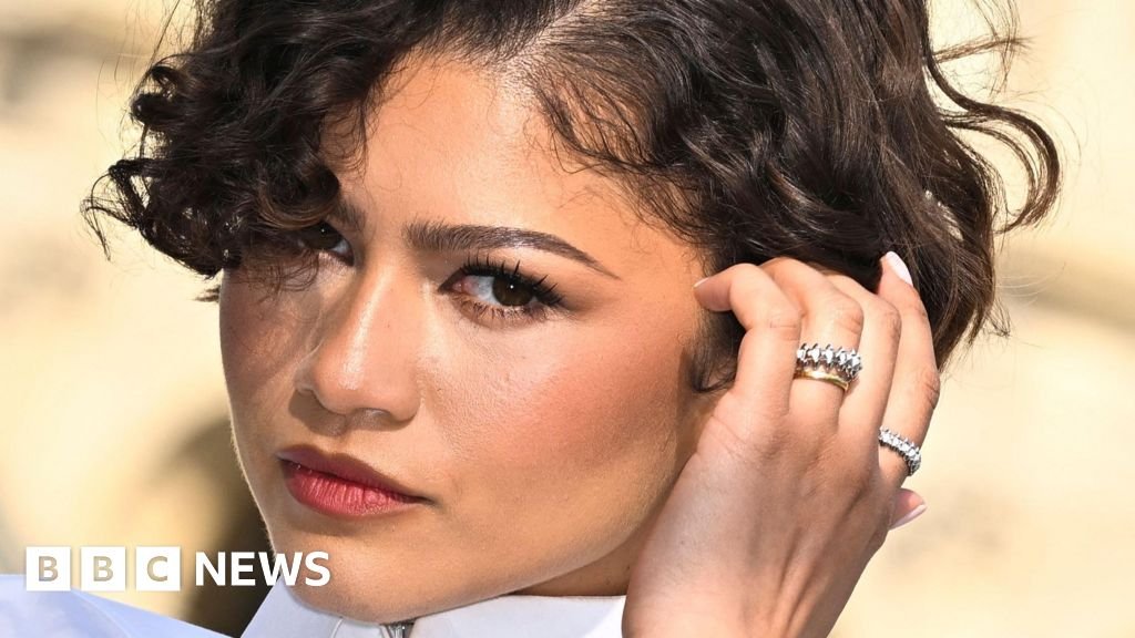 Paris Fashion Week 2026: Zendayas ring, Stella McCartneys horses and more sights 29 Paris Fashion Week 2026: Zendaya's ring, Stella McCartney's horses and more sights