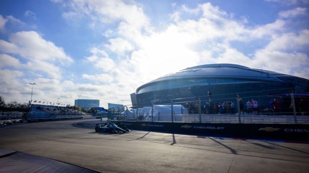 Red flag at IndyCar practice as workers walk on Texas track 87 Red flag at IndyCar practice as workers walk on Texas track