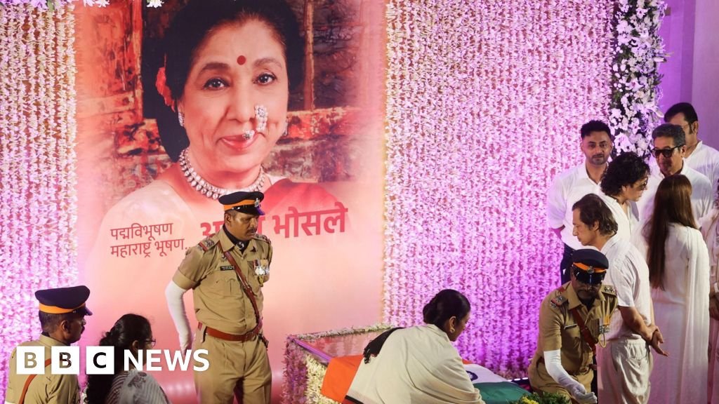 Asha Bhosle: Mourners sing iconic Indian stars hit at cremation 31 Asha Bhosle: Mourners sing iconic Indian star's hit at cremation